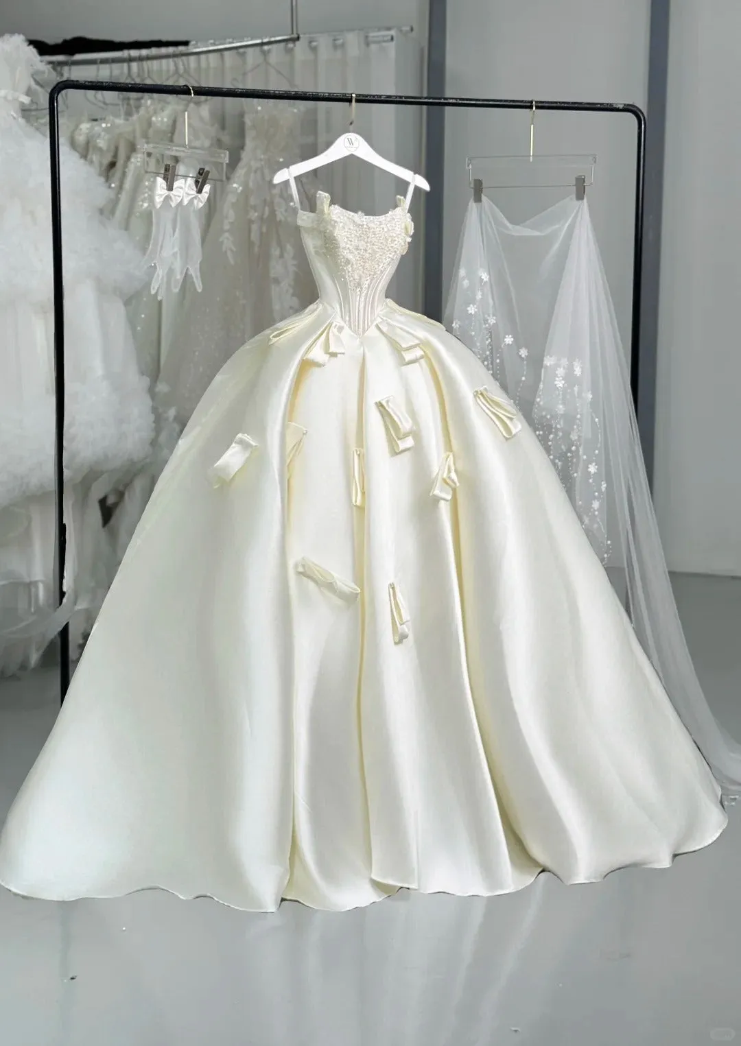 Elegant Light Champagne Strapless Ball Gown Satin Bow Wedding Dress Modest Beaded Bridal Gown HZ1121