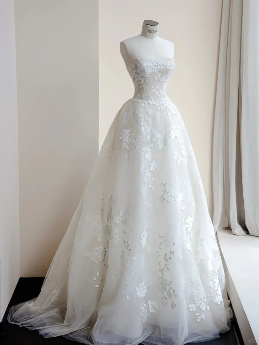 Elegant Strapless White Wedding Dress Applique Ball Gown Tulle Long Bridal Gowns HZ1121