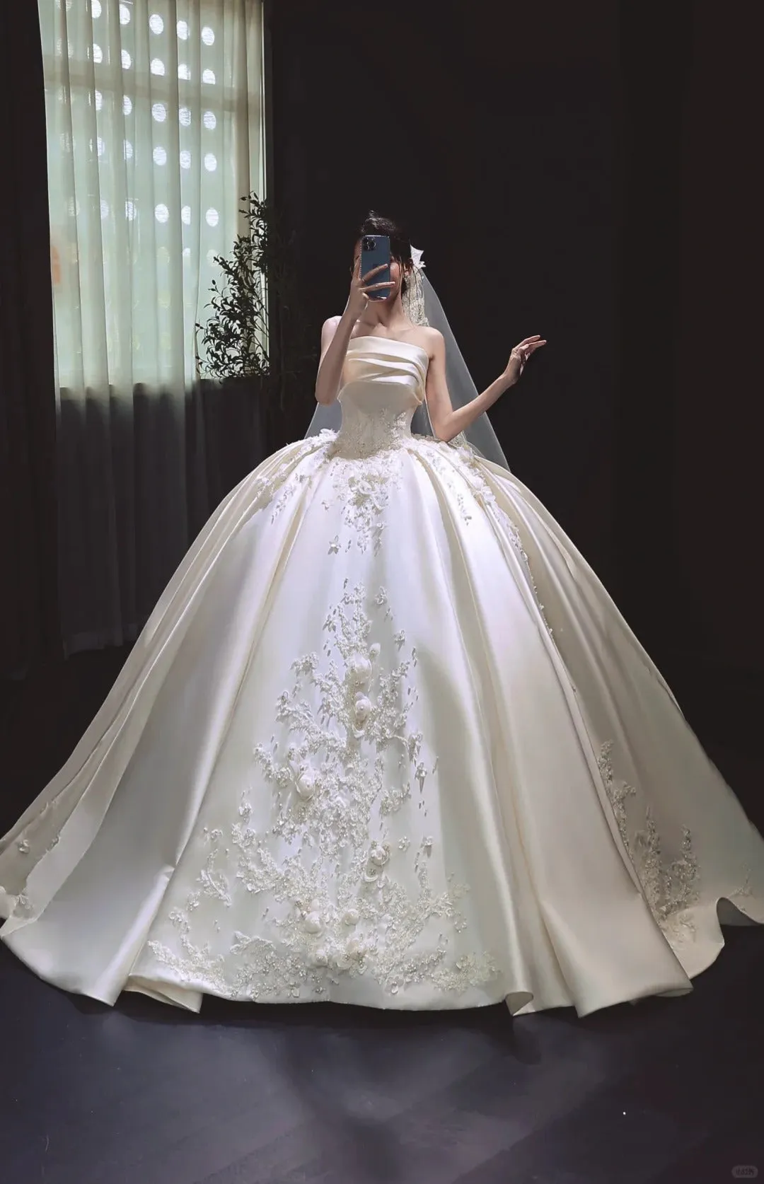 Elegant Strapless White Wedding Dress Applique Ball Gown Satin Modest Long Bridal Gowns HZ1121