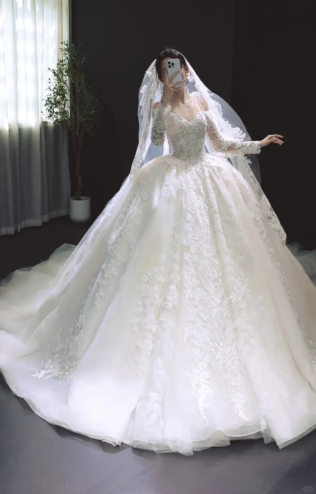 Elegant Off-Shoulder White Wedding Dress Applique Ball Gown Modest Long Sleeves Bridal Gowns with Veil HZ1121