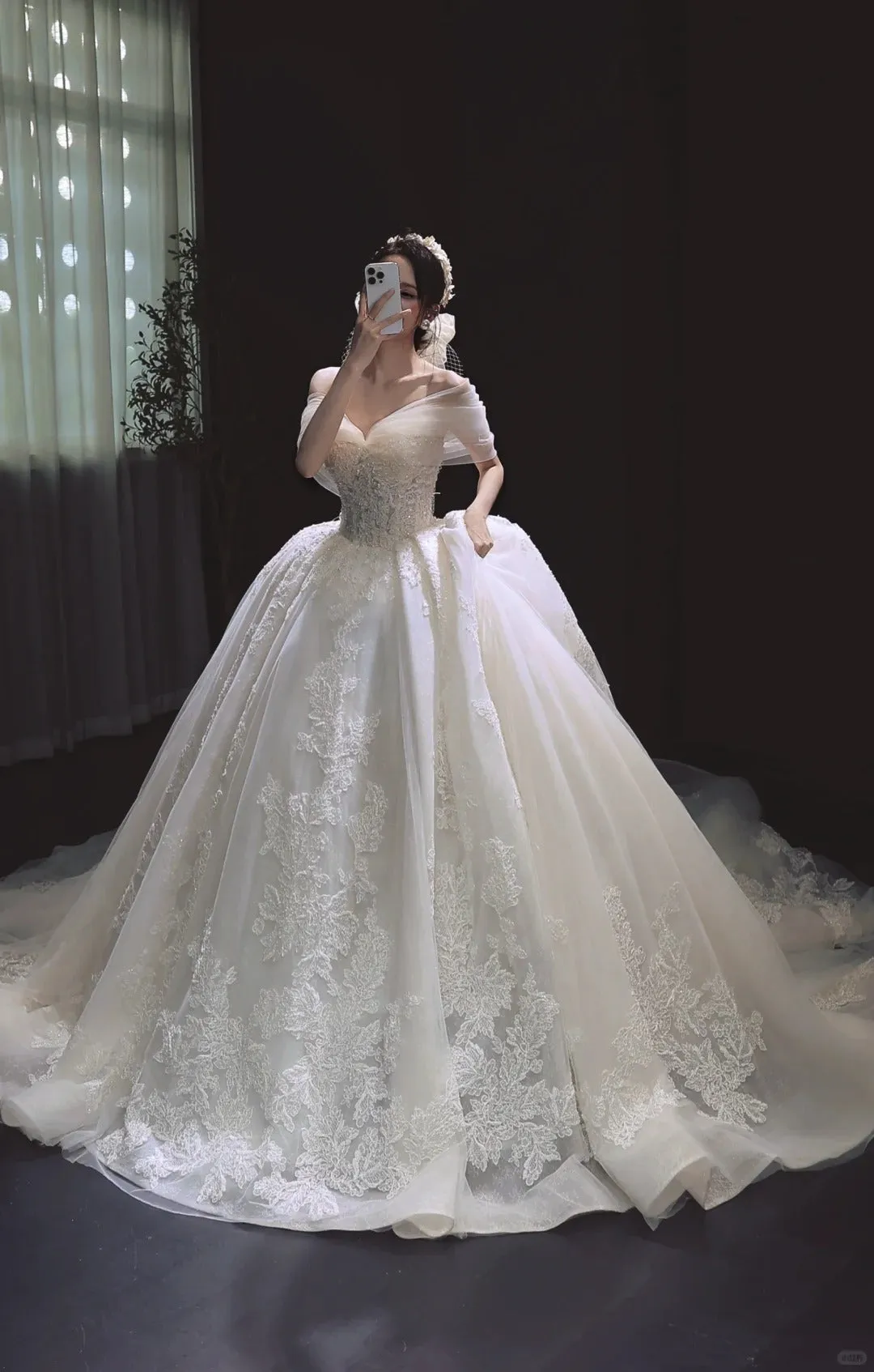 Elegant Off-the-Shoulder White Wedding Dress Applique Ball Gown Tulle Modest Bridal Gowns HZ1121