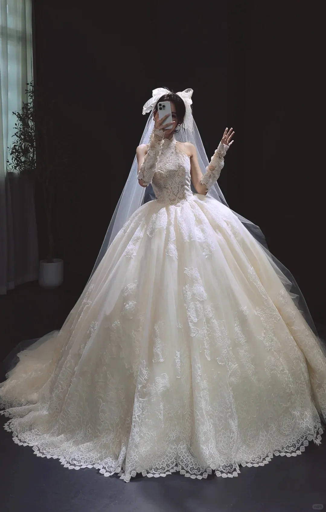 Modest White Ball Gown Wedding Dress Halter Tulle Applique Bridal Gowns HZ1121