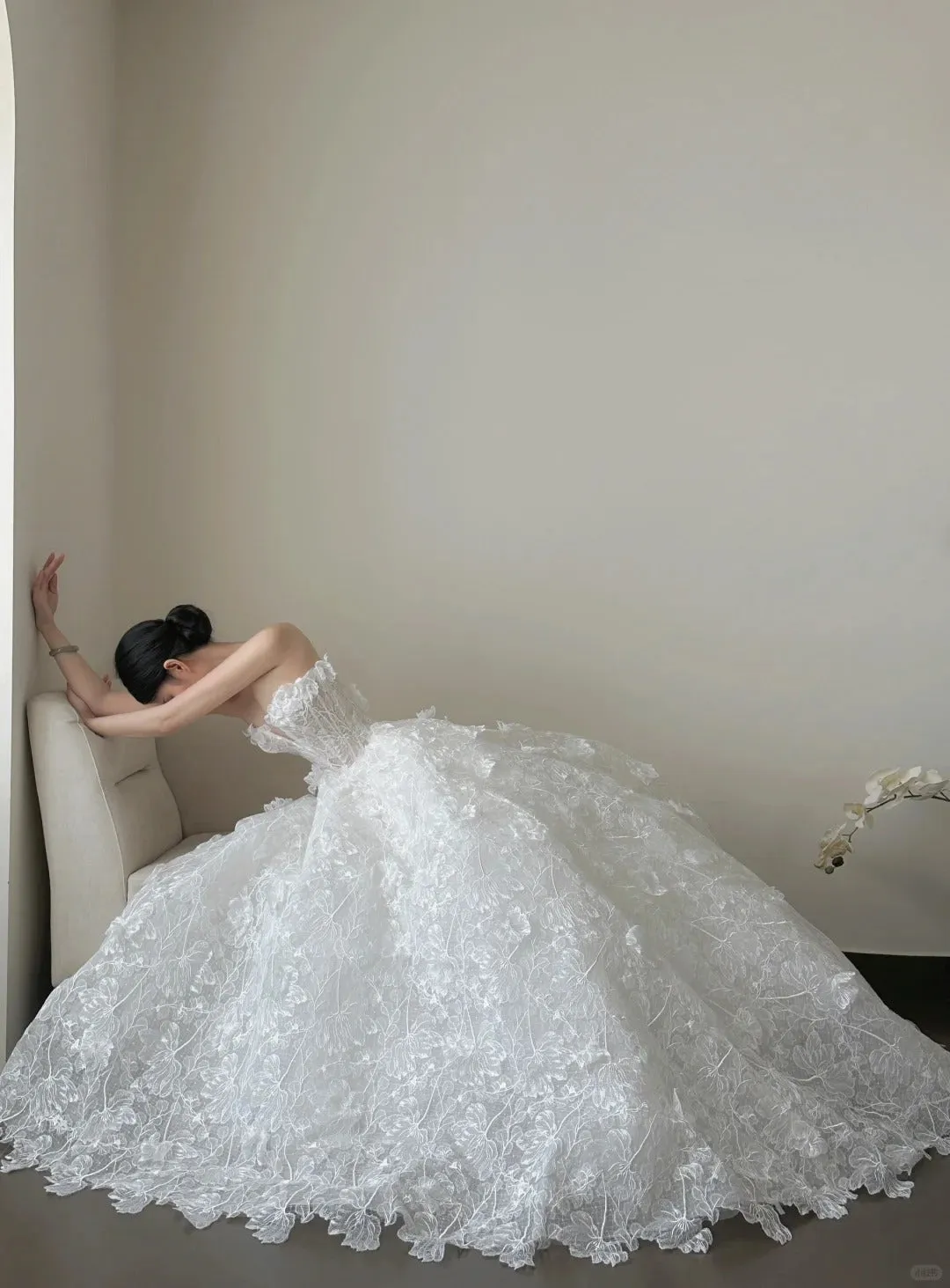 Timeless White Ball Gown Strapless Lace Applique Wedding Dress Elegant Bridal Gown HZ1121