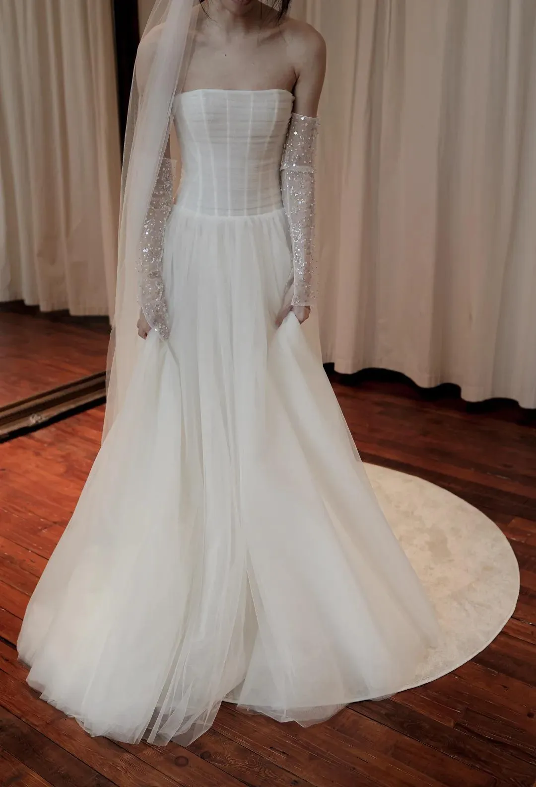 Timeless Strapless Ball Gown Tulle Wedding Dress Elegant Ivory Sleeveless Bridal Dress HZ1121