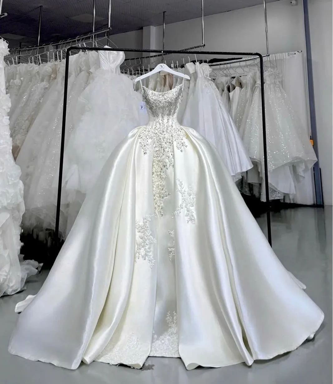 Modest Strapless Luxury Wedding Dresses White Ball Gown Beaded Applique Sleeveless Bridal Gowns HZ1121