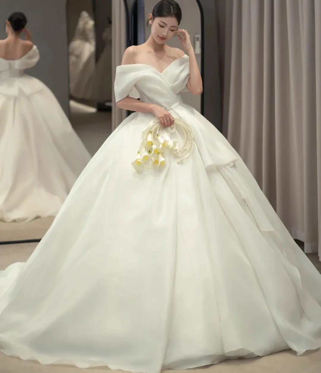 Timeless Off-shoulder Luxury Wedding Dresses White Ball Gown Tulle Trailing Bridal Gowns HZ1121