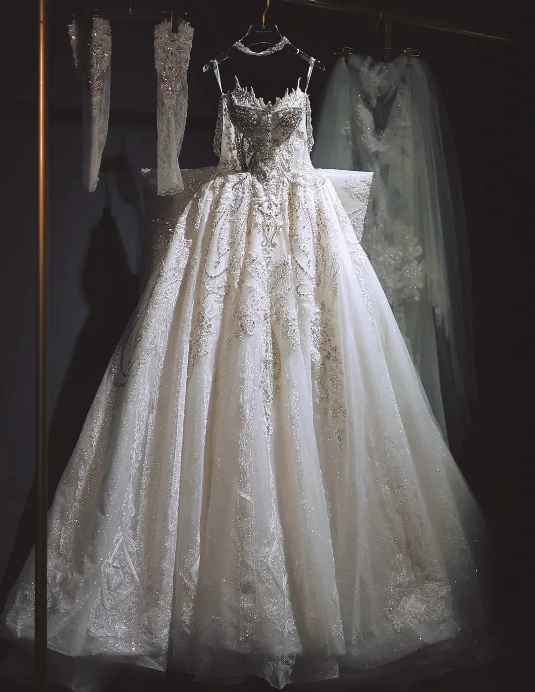 Strapless Ball Gown Tulle Beaded Luxury Wedding Dresses Sleeveless Ivory Bridal Gowns with Appliques HZ1121