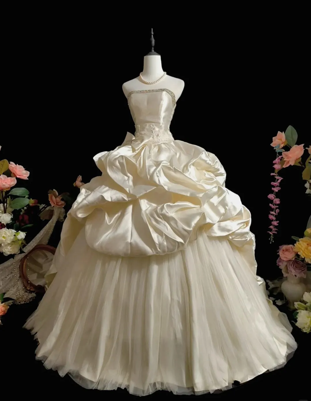 Vintage Strapless Ball Gown Satin Wedding Dresses Sleeveless Light Champagne Bridal Gowns HZ1121