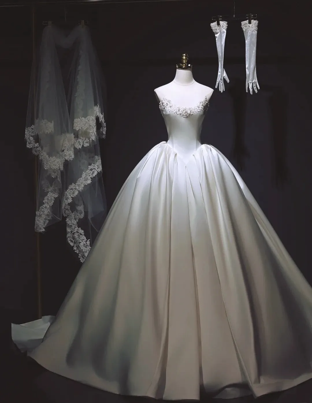 Simple Strapless Ball Gown Satin Wedding Dresses Sleeveless White Bridal Gowns HZ1121