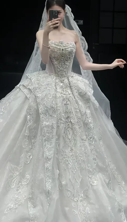 Timeless Strapless Ball Gown Tulle Wedding Dresses Beaded Applique White Bridal Gowns Sleeveless Bridal Dresses HZ1121