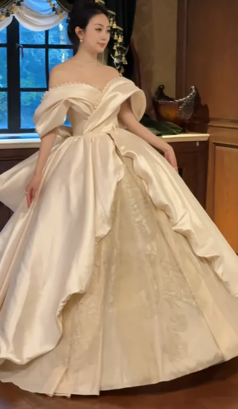 Simple Off-the-shoulder Ball Gown Satin Wedding Dresses Champagne Bridal Gowns Open-back Bridal Dresses HZ1121