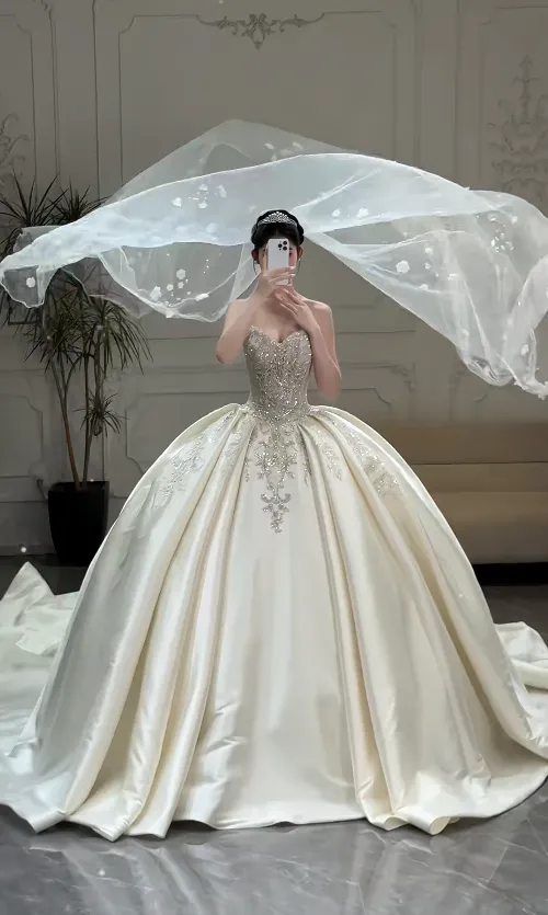 Gorgeous Sweetheart Neck Ball Gown Satin Long Wedding Dresses Beaded Ivory Bridal Gowns Sleeveless Bridal Dresses HZ1121
