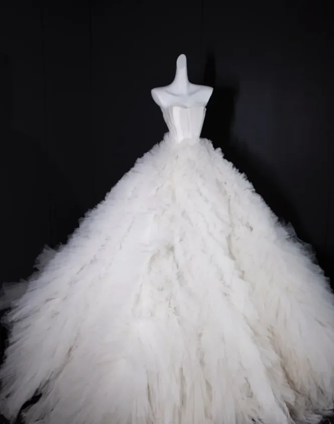 Elegant Strapless Ball Gown Long Wedding Dresses Tulle White Bridal Gowns Sleeveless Bridal Dresses HZ1121