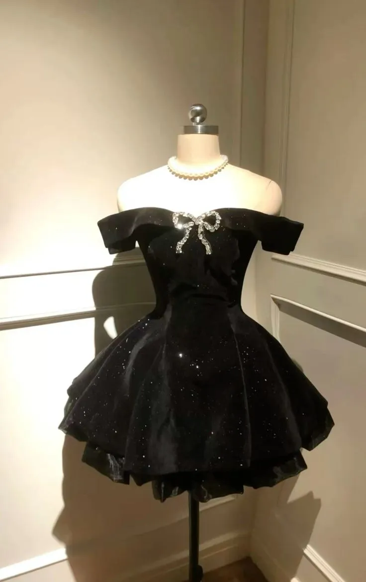 Sexy Ball Gown Off The Shoulder Black Velvet Short Formal 8th Grade Homecoming Dresses Summer Middle School Hoco Dress 6th Grade Graduation Outfits HZ1121